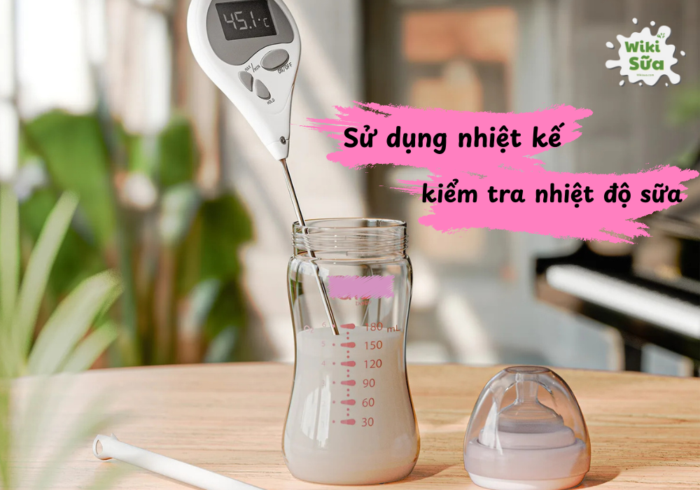 Sử dụng nhiệt kế để kiểm tra nhiệt độ sữa